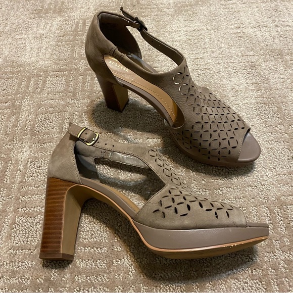 {Clarks} Artisan Peep Toe Block Heel Platform Sandals ~ Size 7 - Picture 2 of 16